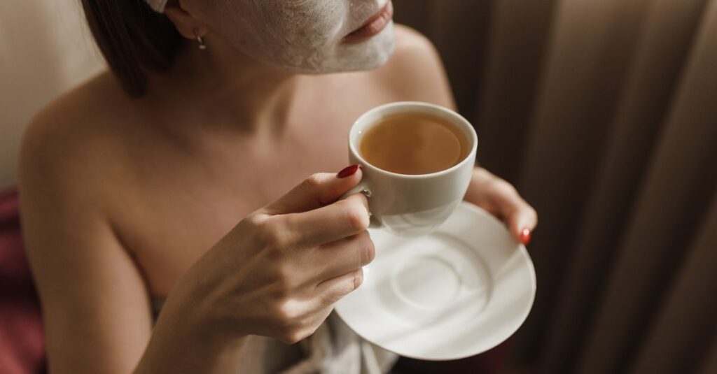 アスタリフトのコラーゲンドリンクを毎日習慣として飲む女性の朝のルーティン。