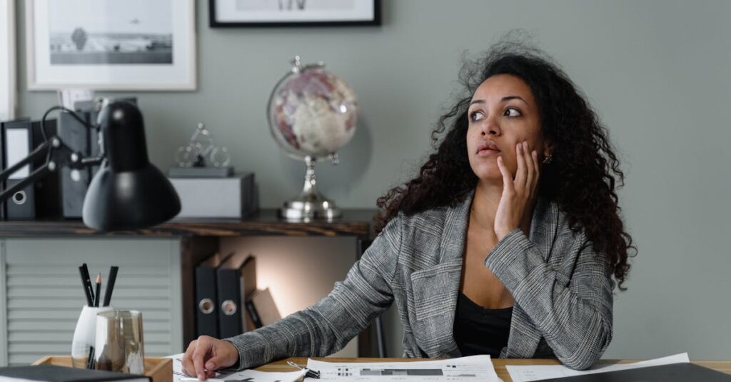 スキンケア口コミを見て半信半疑ながら試してみようか悩んでいる女性