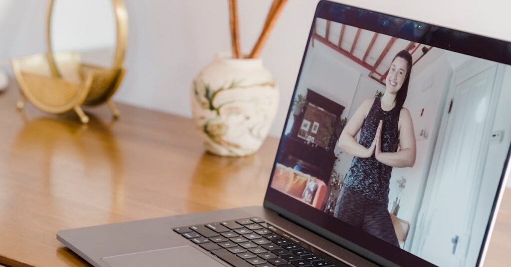 自宅でSOELUのオンラインヨガを楽しむ女性のイメージ画像