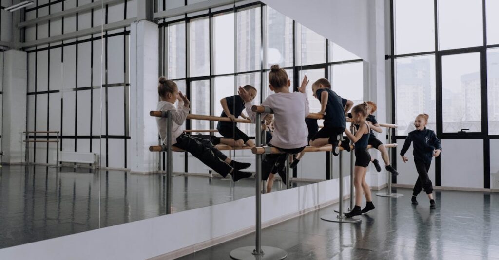 清潔感のある東京のダンススタジオ。明るくて広々とした女性向けの教室内観