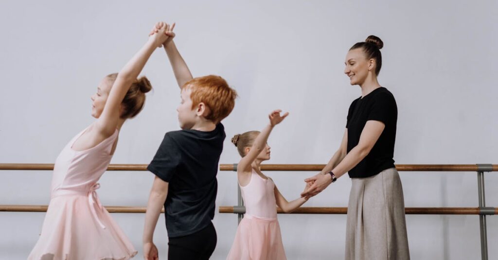 生徒が笑顔でインストラクターにお礼を伝えるシーン。丁寧で親身な対応に感謝の口コミが多い