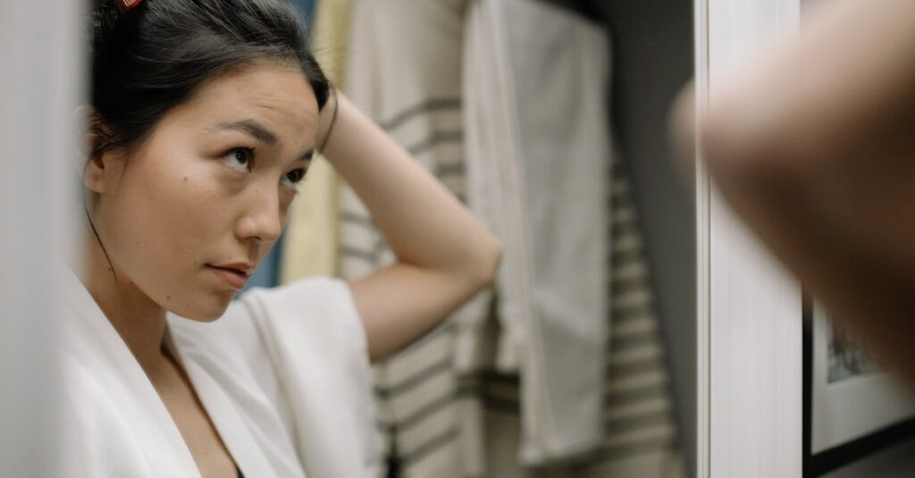 発毛剤を継続的に使用して薄毛対策を続ける男女のイメージ