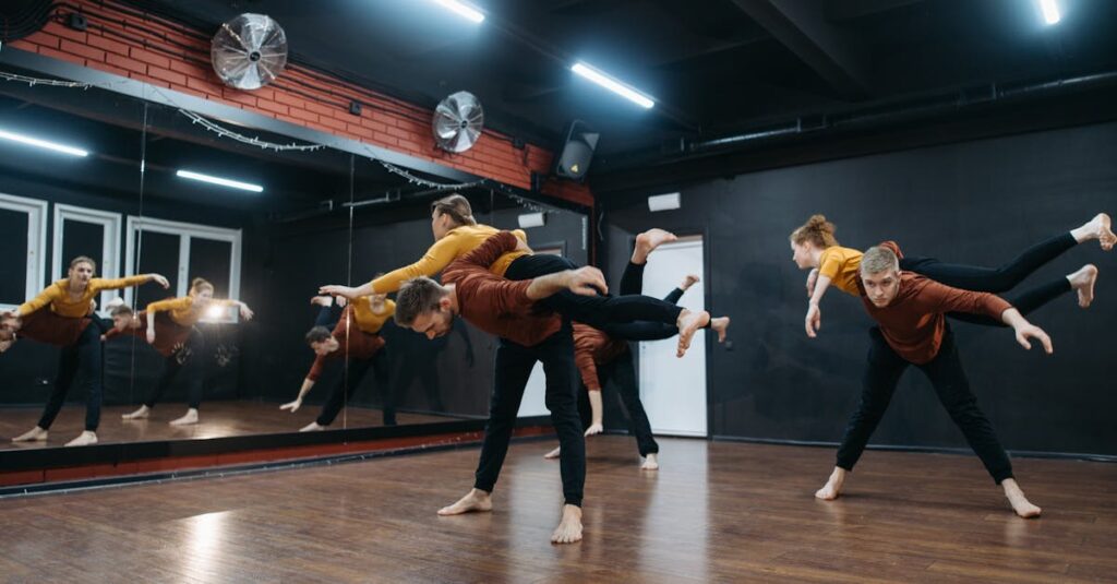 女性だけのダンススタジオでリラックスしてレッスンを受ける初心者女性たち