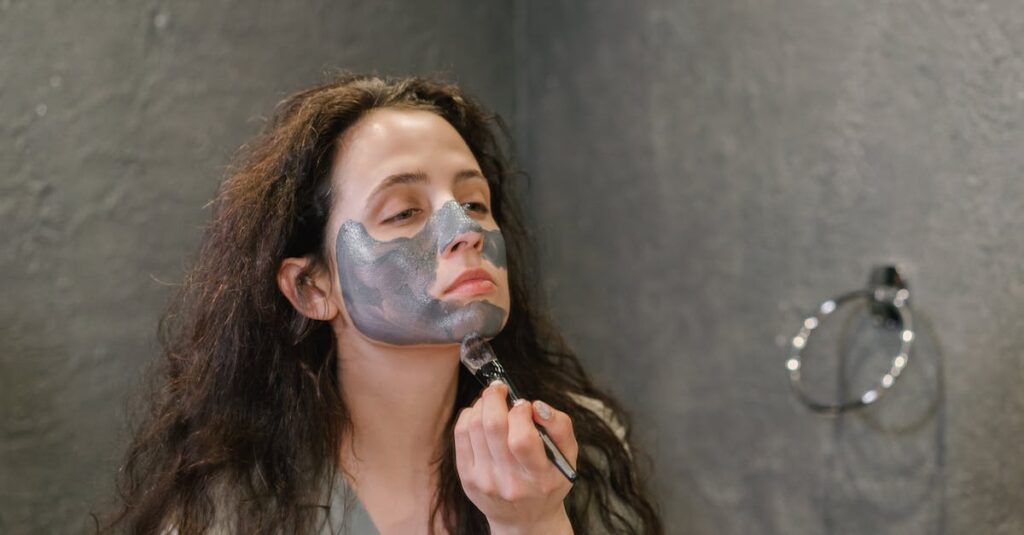 スキンケア初心者の女性が商品選びに迷っている様子