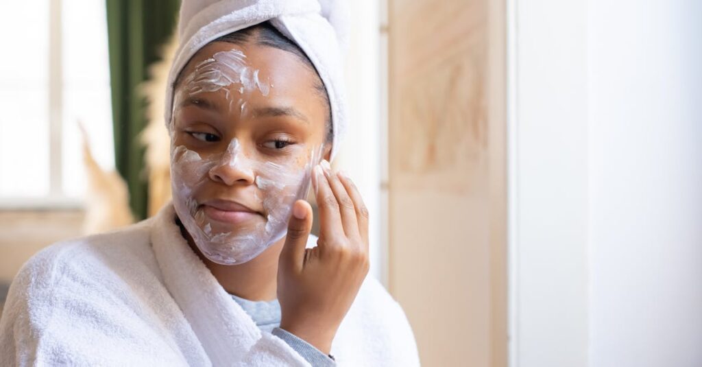 朝のメイク前に肌がふっくら整っている女性