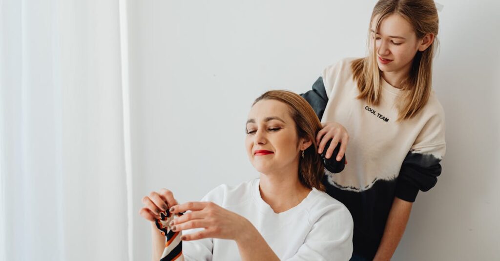 軽めのスタイリング剤で自然に仕上げる男性