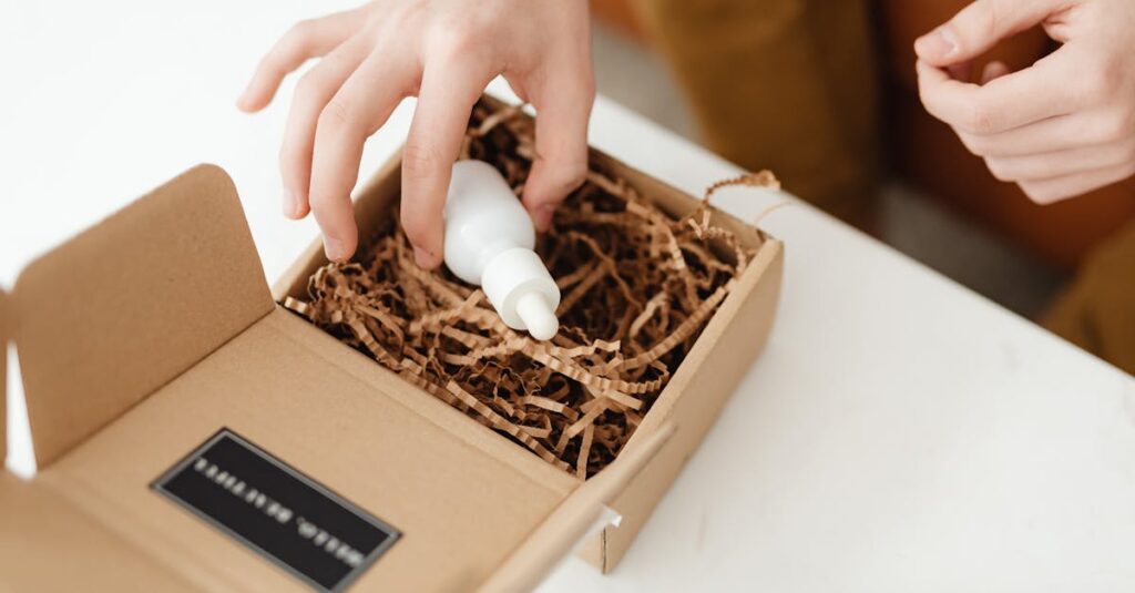 スキンケア商品をオンラインで購入しようとしている女性のイメージ