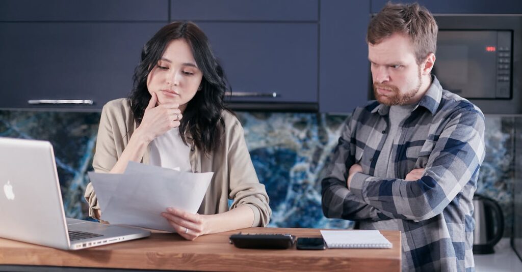 スマートフォンでスキンケア商品の口コミを見ている女性のイメージ