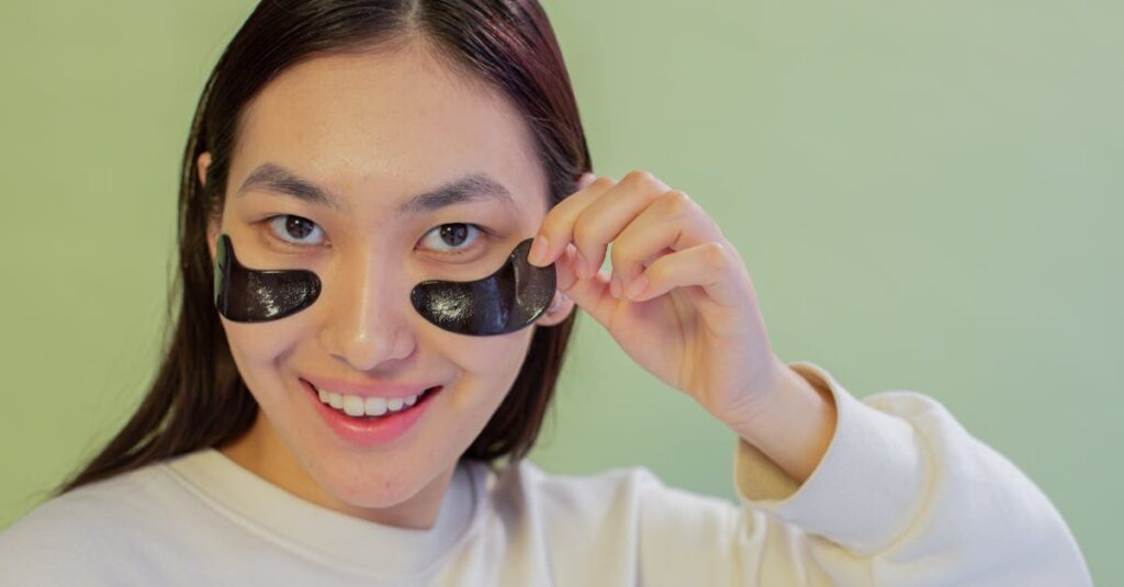 肌の調子が良くなって喜ぶ女性の写真。プロアクティブの使用後に明るく笑顔を見せている表情