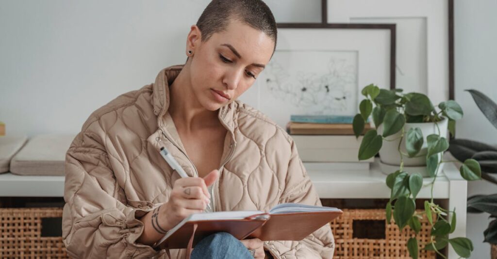 リゼクリニックの医療脱毛料金プランを確認している女性のイメージ画像