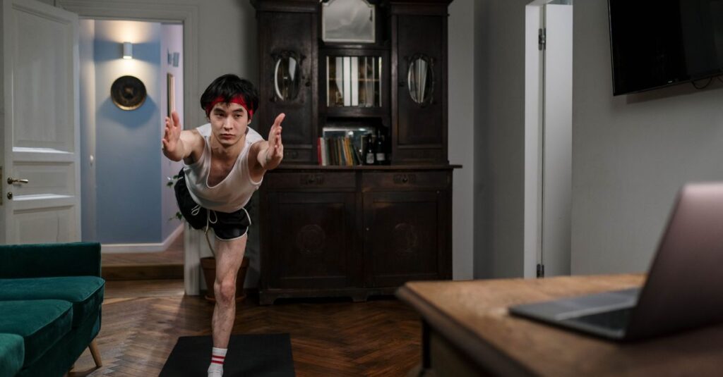 自宅でSOELUのオンラインヨガを楽しむ女性のイメージ画像