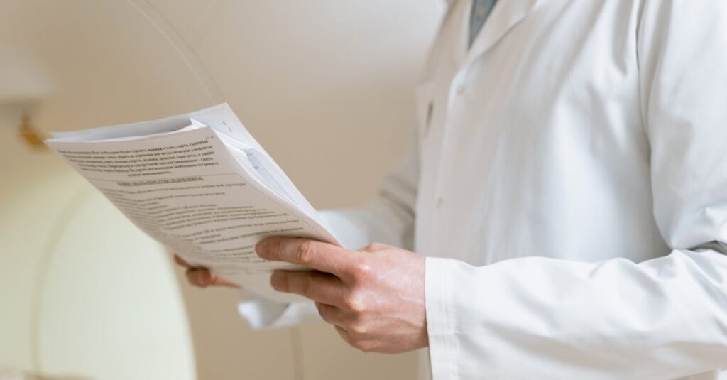 フェミークリニックのポジティブ・ネガティブなレビューを分析するイメージ