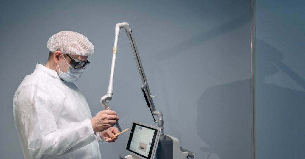 医薬品として安全性が説明されているイメージ、注意書きや薬剤師の説明を受ける様子