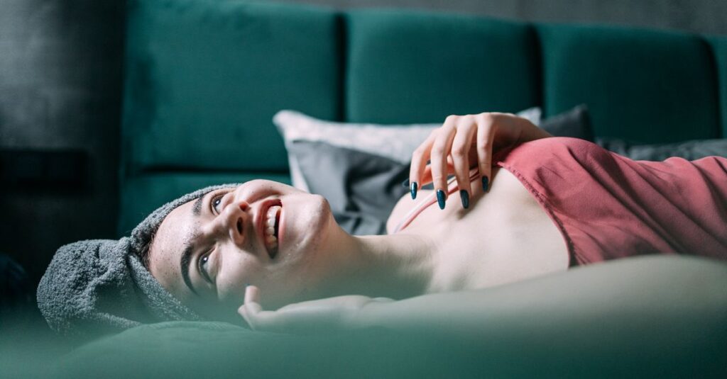 脱ファンデを成功させた女性がすっぴんで外出する様子