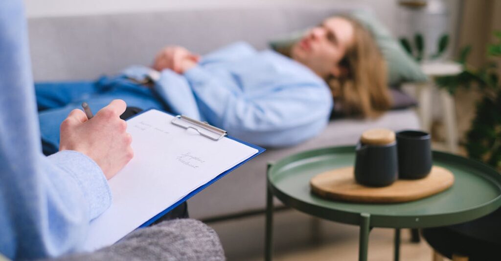 ジムの無料カウンセリングでトレーナーに質問するシーン