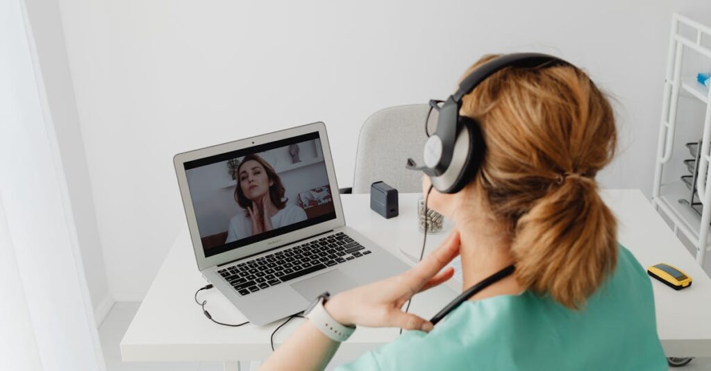 オンラインで医師と相談する女性