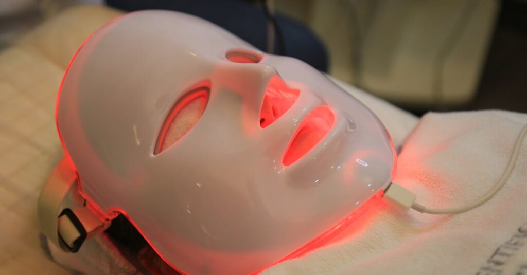 シミやそばかすに悩む女性がスキンケアをしているイメージ