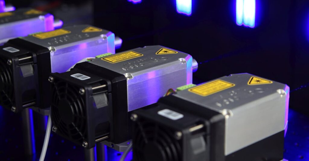 SNSや口コミサイトでリゼクリニックの評判を調べる女性のイメージ画像