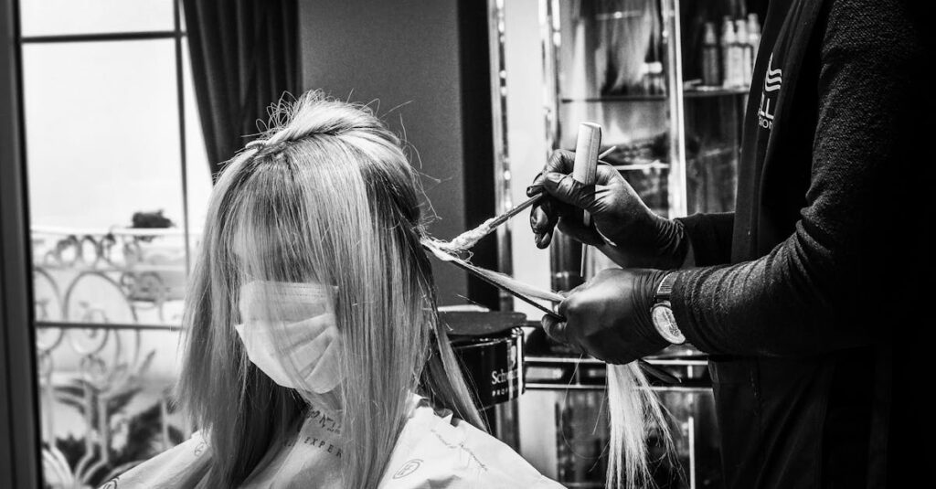 マイナチュレカラートリートメントの染まり具合を検証する様子