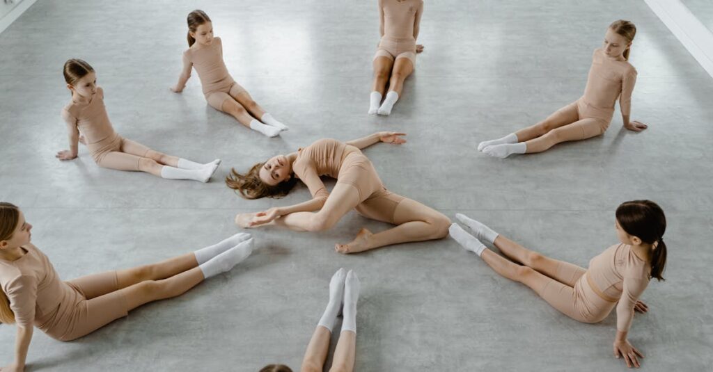 ダンス初心者の女性たちが仲良く話す様子。共通の悩みを共有しやすい空気感のスタジオ