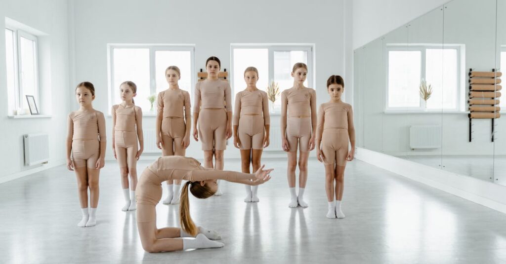 ダンス初心者の女性たちが仲良く話す様子。共通の悩みを共有しやすい空気感のスタジオ