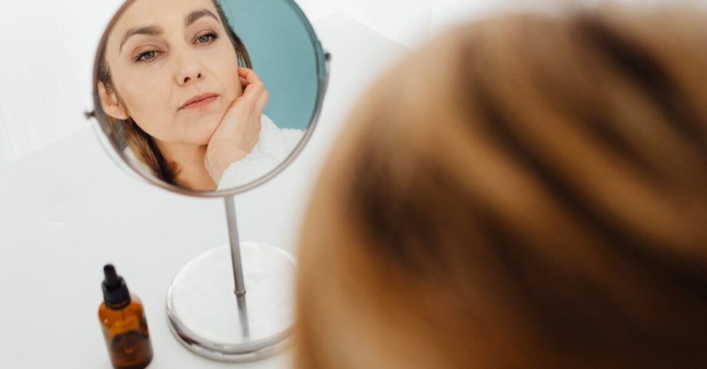 毛穴や乾燥に悩む女性が鏡を見る様子