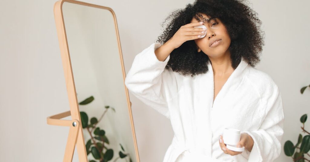 スキンケア初心者の女性が商品選びに迷っている様子