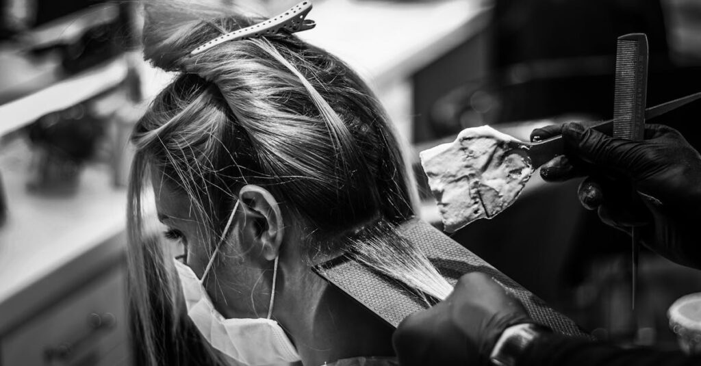 マイナチュレカラートリートメントの染まり具合を検証する様子