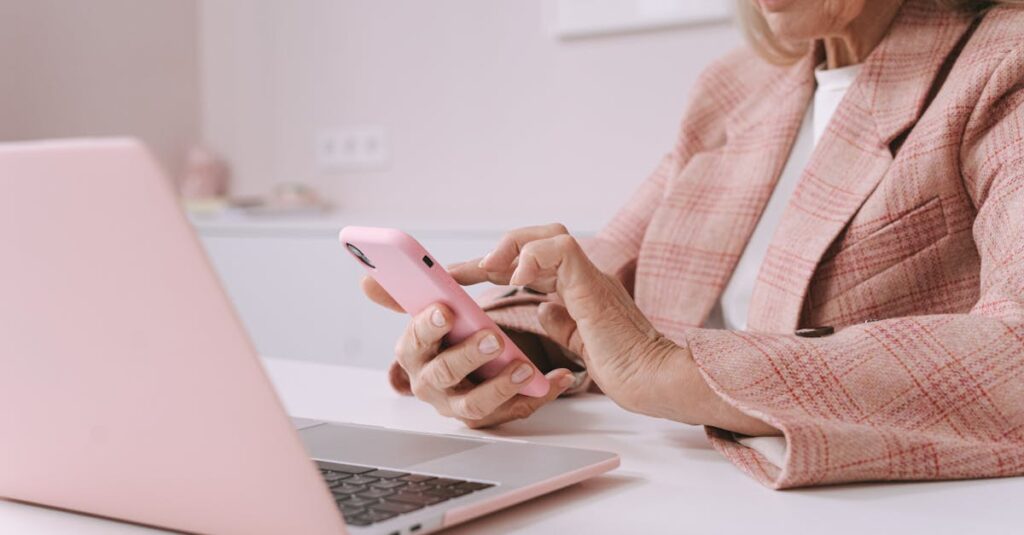 スマートフォンでスキンケア商品の口コミを見ている女性のイメージ