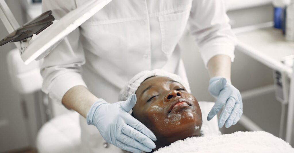 新しいスキンケアを試す際の注意点をまとめたビジュアル。パッチテストやミニサイズ使用の提案が含まれている