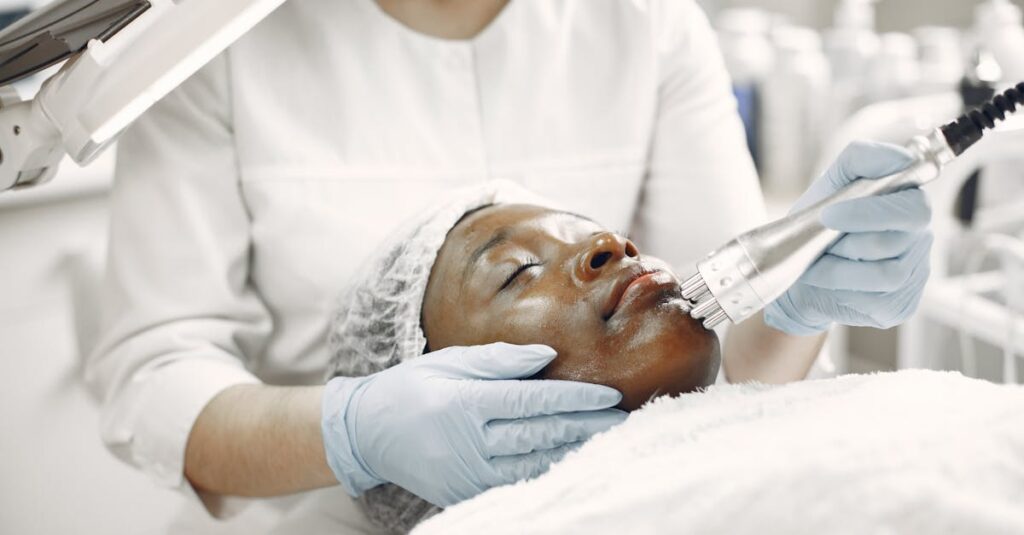 シミやそばかすに悩む女性がスキンケアをしているイメージ