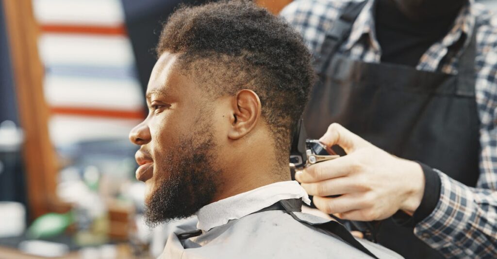 髪にツヤとハリが出てきた男性の整髪風景