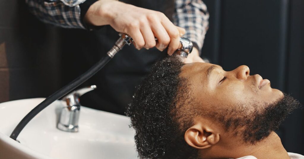 ヘアケアに満足し自信にあふれる男性