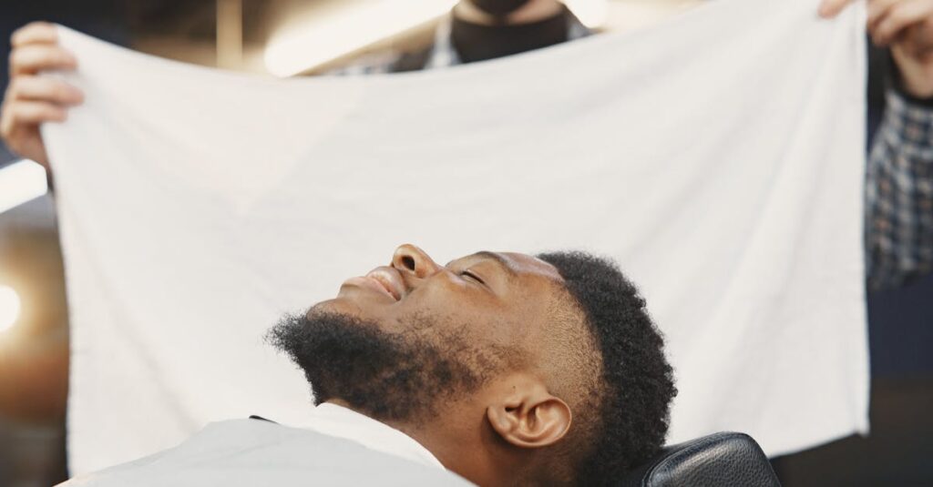 ドライヤー前にしっかりとタオルドライする男性の様子