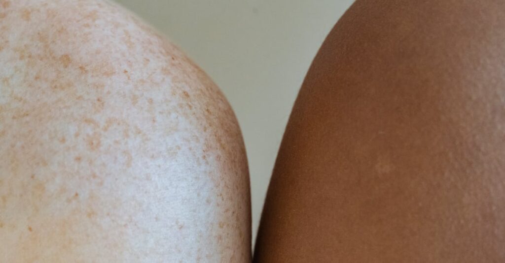 混合肌の女性が肌のバランスを整える様子