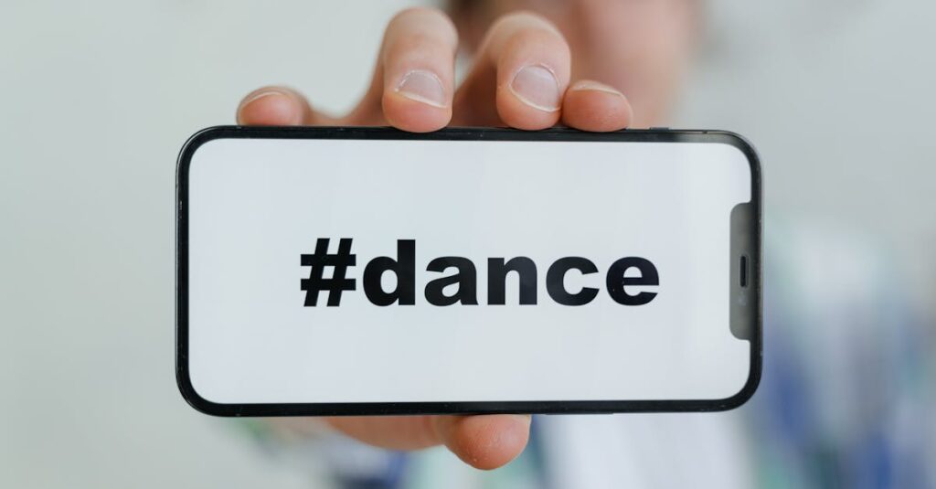 SNSでダンススクールのレッスン風景を投稿する女性。楽しい雰囲気が伝わる画像付きの投稿