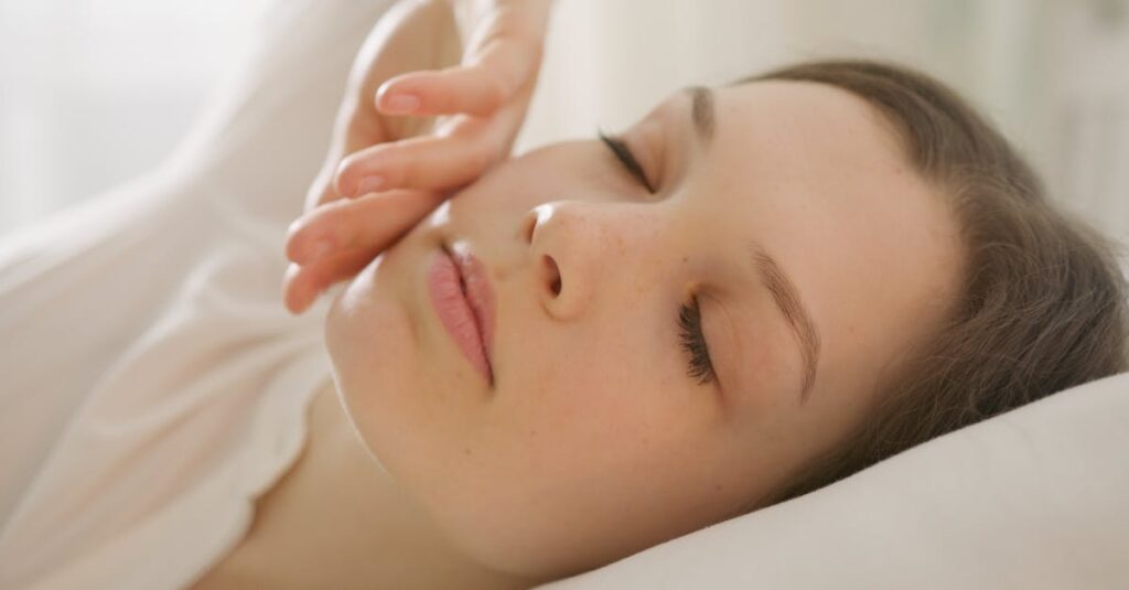 脱ファンデを成功させた女性がすっぴんで外出する様子