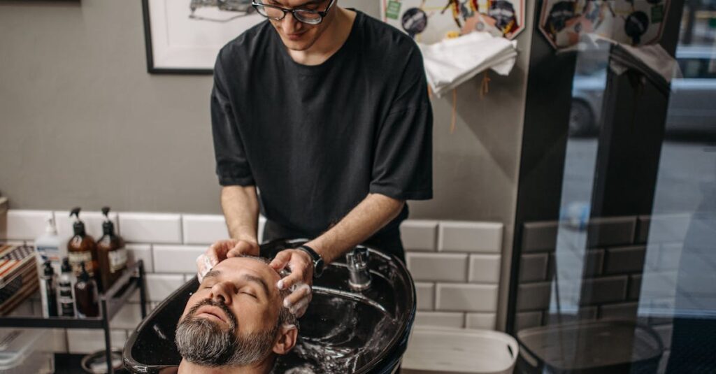 本格的なヘアケアを取り入れる男性のライフスタイル