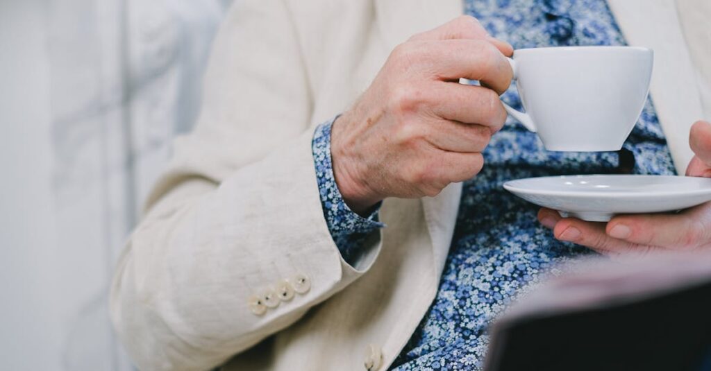 アスタリフトのコラーゲンドリンクを効果的に飲むためにタイミングや継続のコツを実践する女性。