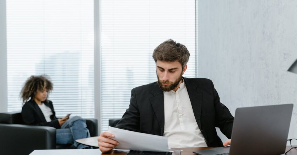 スキンケア商品に対する不満のレビューを書き込む手元の写真。星評価が低くコメントが慎重に入力されている様子