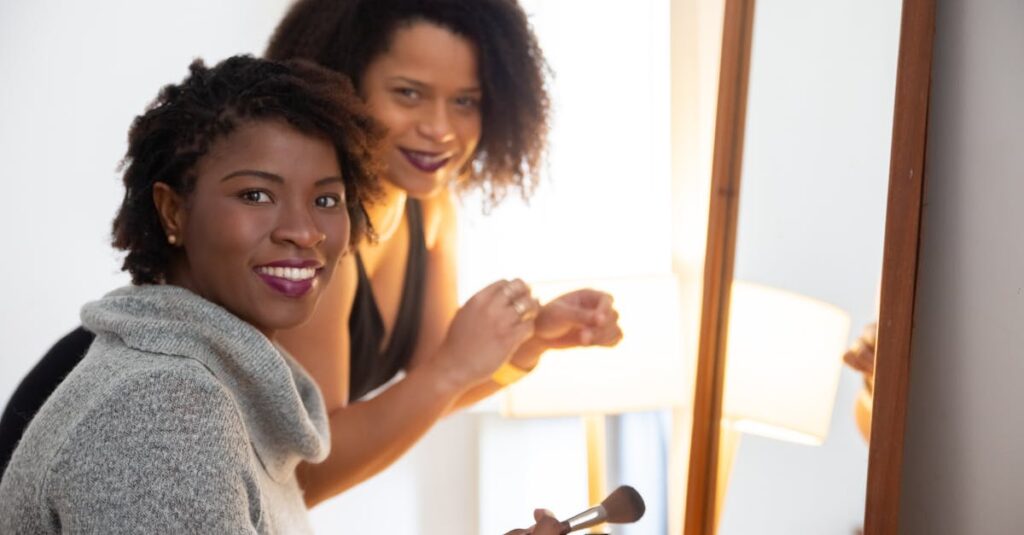 ファンデを使わずに笑顔で生活を楽しむ女性