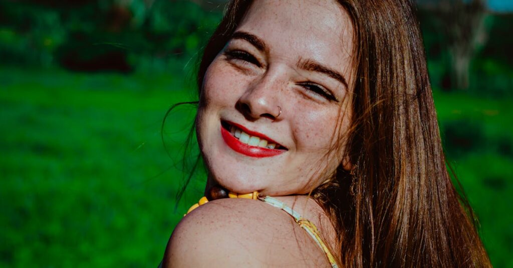 肌のトーンが明るくなり透明感を実感している女性のイメージ