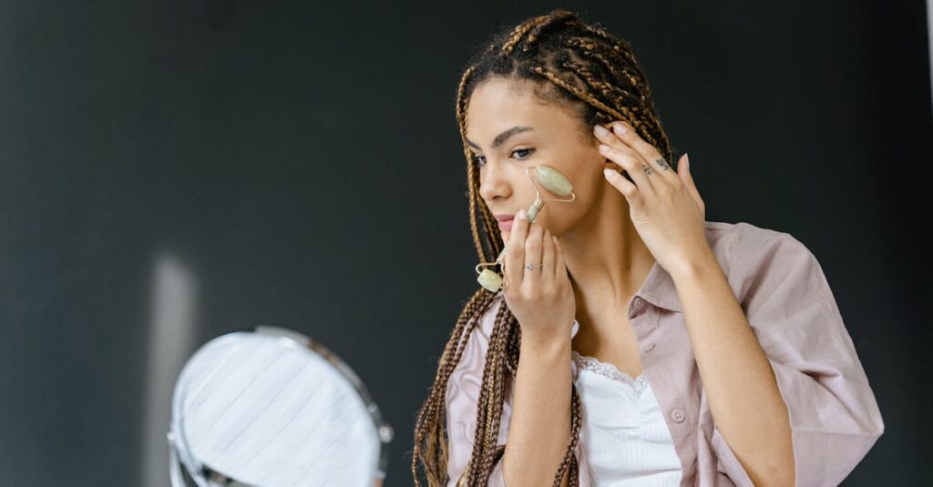 肌を褒められて笑顔になる女性のイメージ