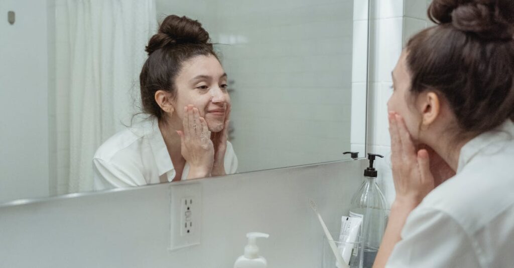 鏡を見ながらシミやくすみを気にしている30代女性のイメージ