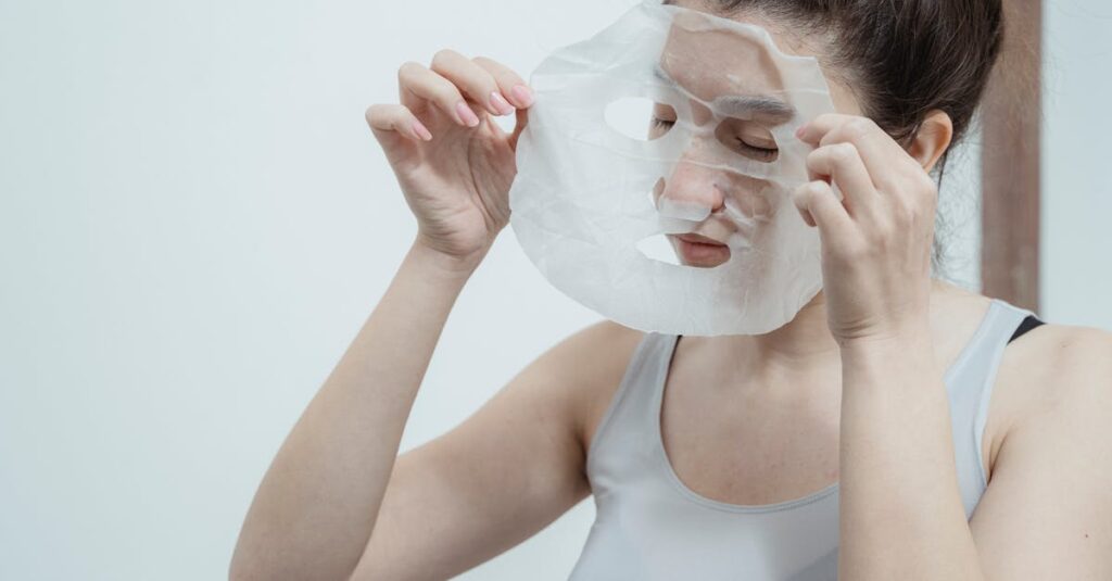 スキンケアを継続するための工夫を取り入れた日常風景。洗面台に並べられたスキンケア用品とチェックリスト