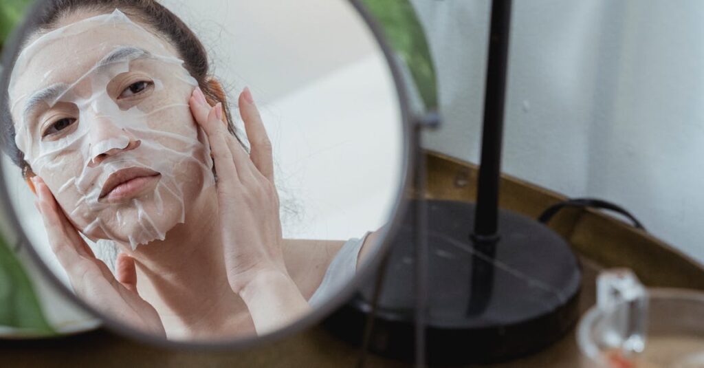 自分の肌を鏡でチェックしながら変化を感じている女性のイメージ