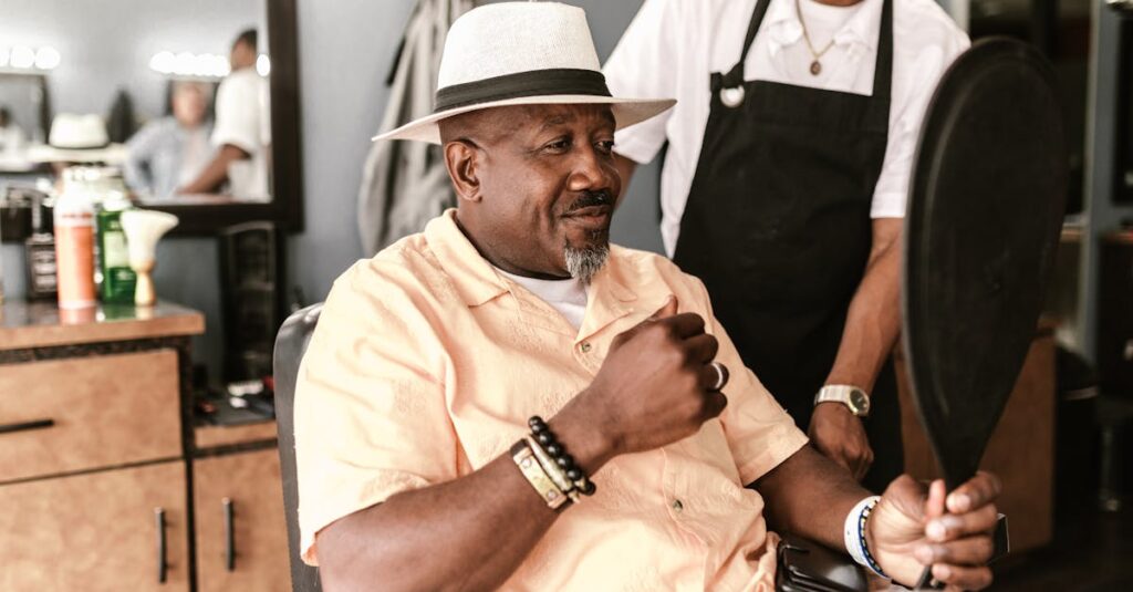 ヘアケアに満足し自信にあふれる男性