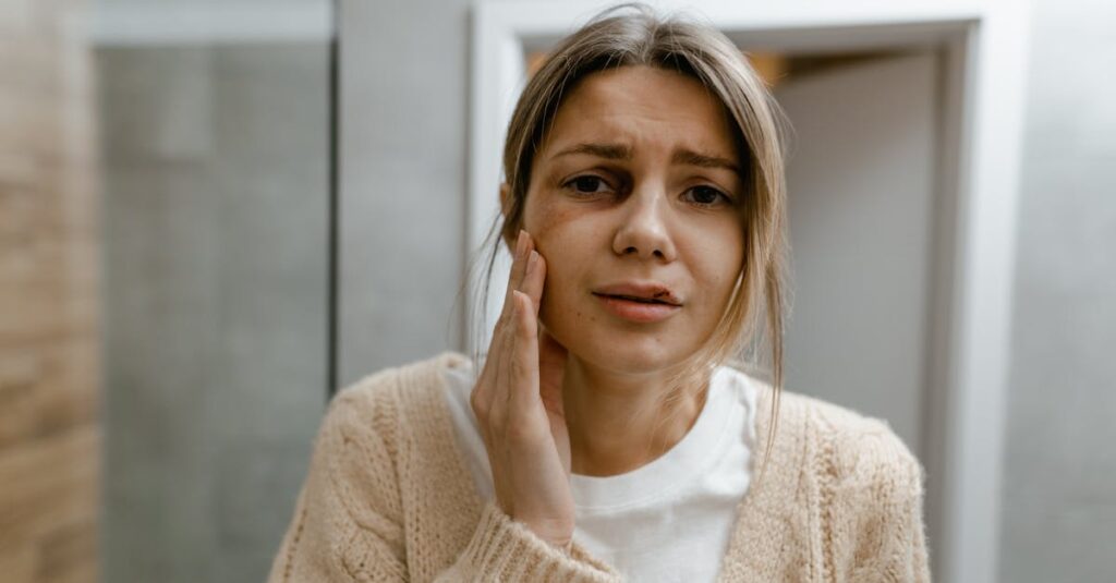 すっぴんに不安を感じる女性の心情を表すイメージ