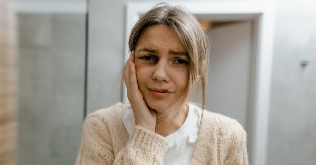 白髪が気になる女性がカラートリートメントを検討している様子