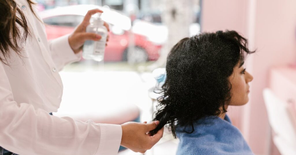 髪の根元から立ち上げるようにドライヤーを当てる男性